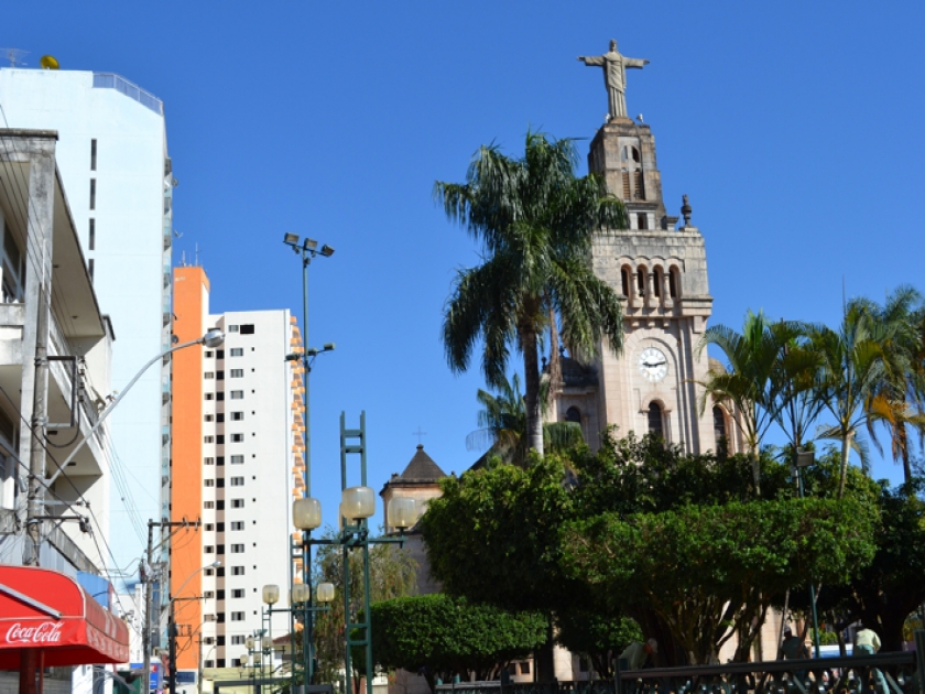 Igreja Matriz de São Sebastião na Praça comendador José Honório (centro)