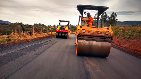 Guardinha: estrada recebe mais um trecho de pavimetação