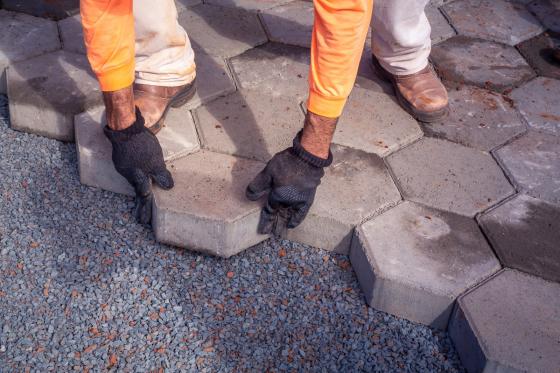 Prefeitura conclui calçamento da rua Carlos Mumic